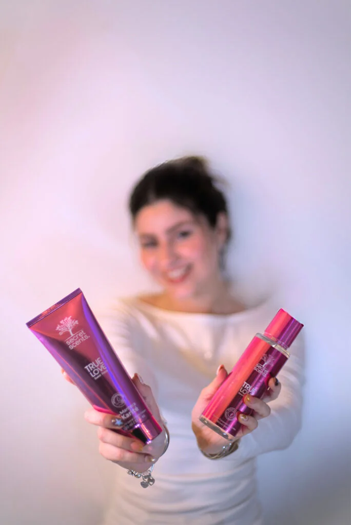 Mujer usando body mist